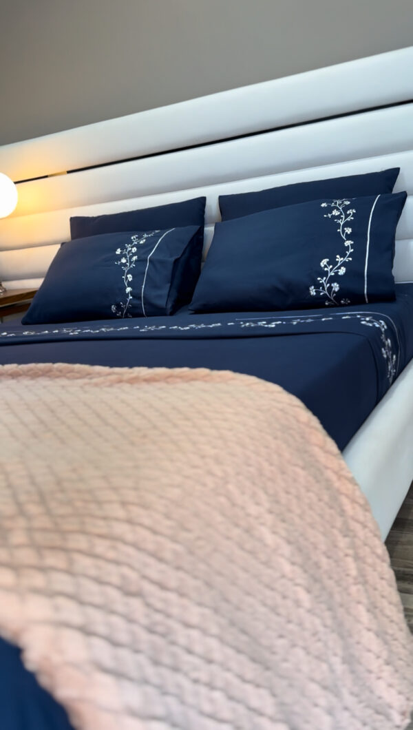 Parure de Lit Brodée –  Motif  Fleur Fine