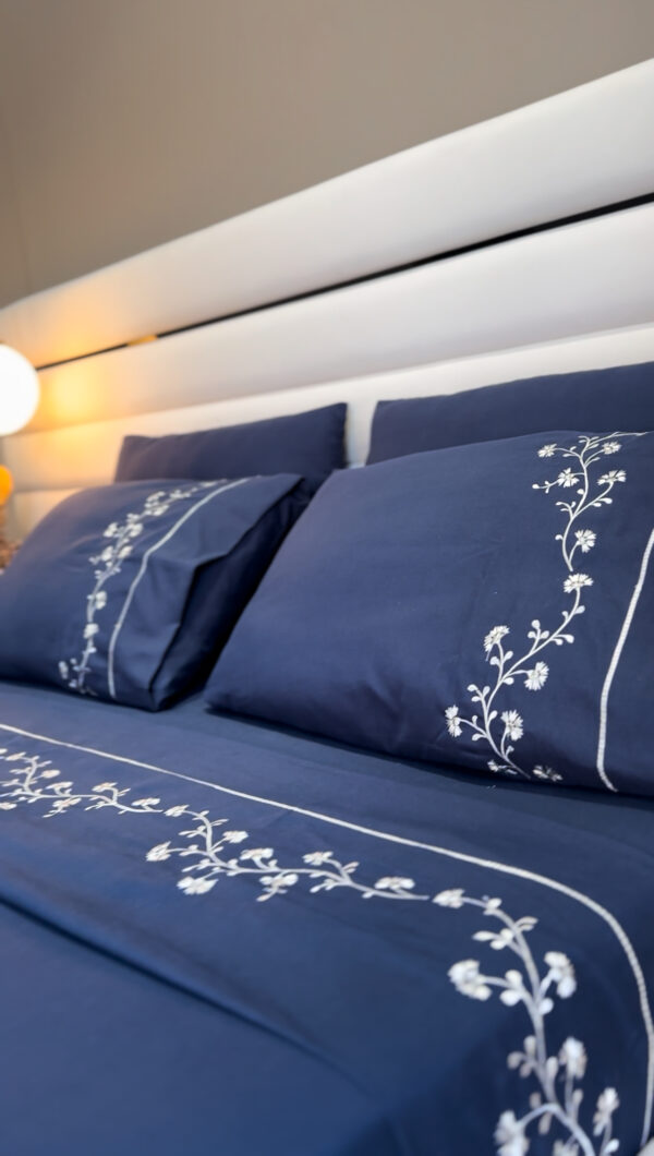 Parure de Lit Brodée –  Motif  Fleur Fine