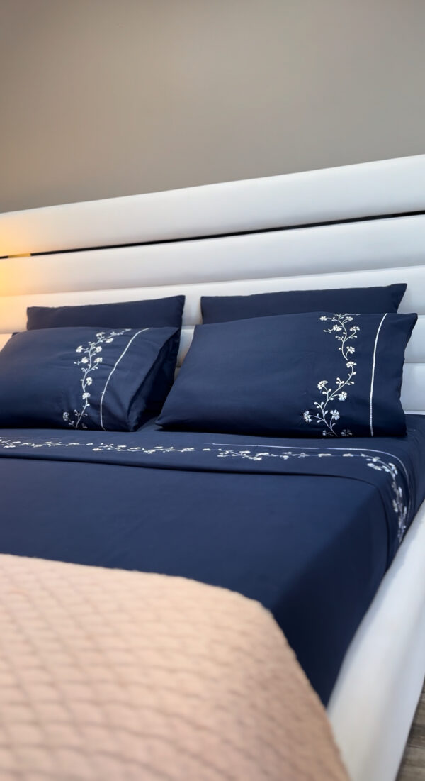 Parure de Lit Brodée –  Motif  Fleur Fine