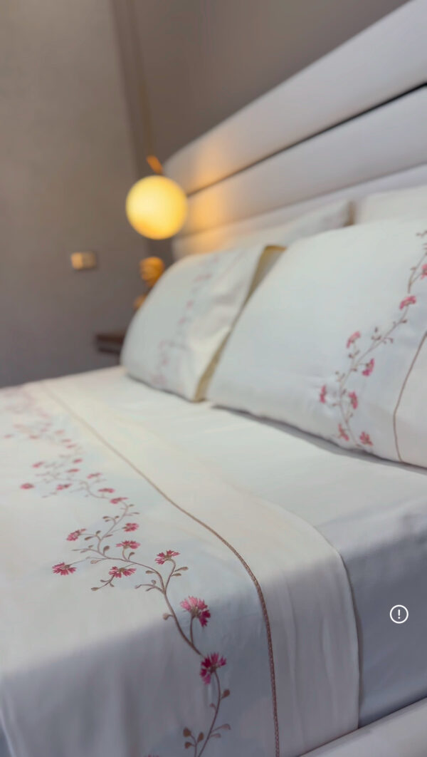Parure de Lit Brodée –  Motif  Fleur Fine