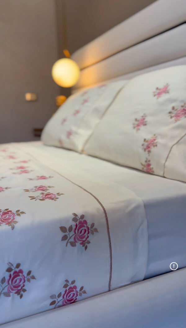 IMG_2397 Parure de Lit Brodée – Motif Fleur Parachuté