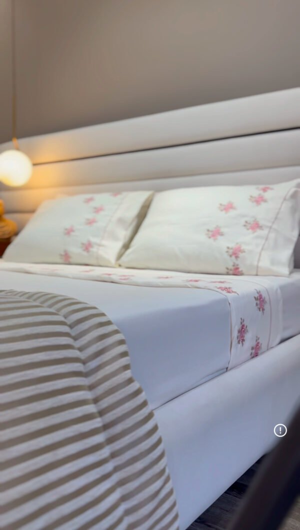 IMG_2398 Parure de Lit Brodée – Motif Fleur Parachuté