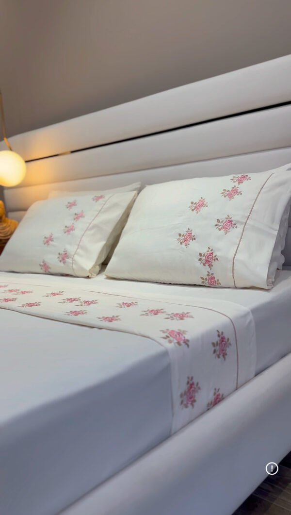 IMG_2402 Parure de Lit Brodée – Motif Fleur Parachuté