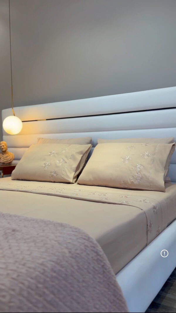 IMG_2447 Parure de Lit Brodée – Motif Fleur Parachuté