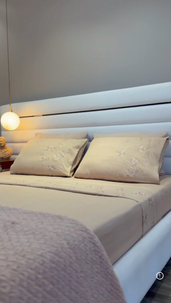 IMG_2448 Parure de Lit Brodée – Motif Fleur Parachuté