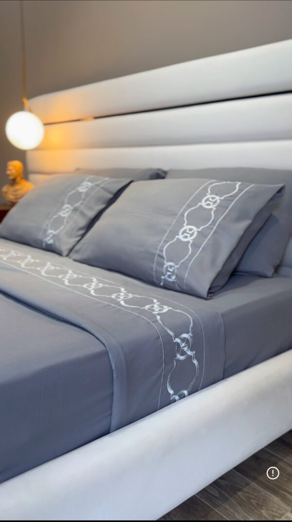 Parure de Lit Brodée - Motif Géométrique Circulaire