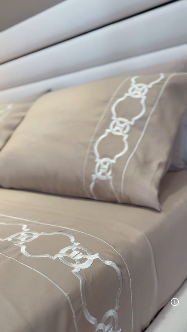 Parure de Lit Brodée - Motif Géométrique Circulaire