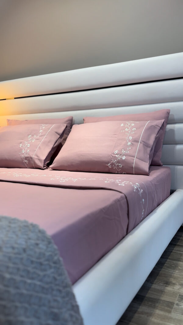 Parure de Lit Brodée –  Motif  Fleur Fine
