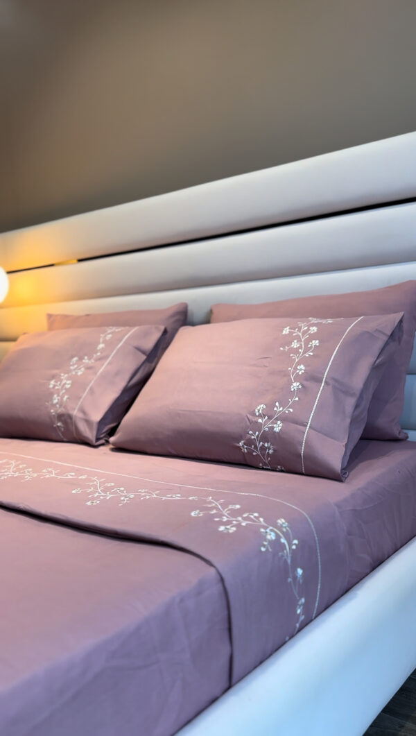 Parure de Lit Brodée –  Motif  Fleur Fine