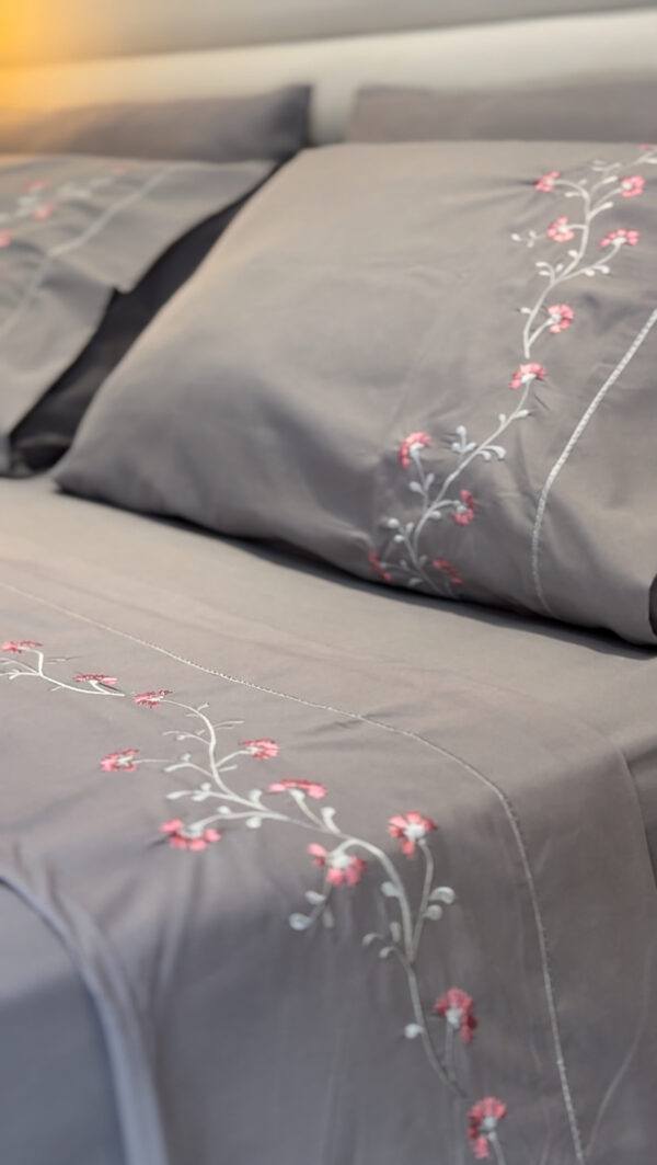 Parure de Lit Brodée –  Motif  Fleur Fine