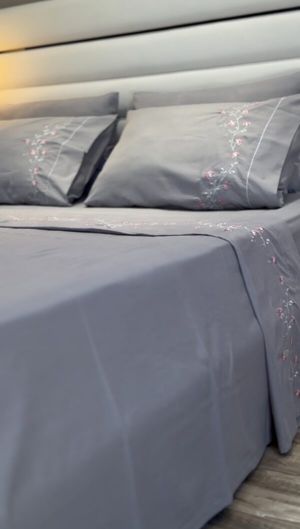 Parure de Lit Brodée –  Motif  Fleur Fine