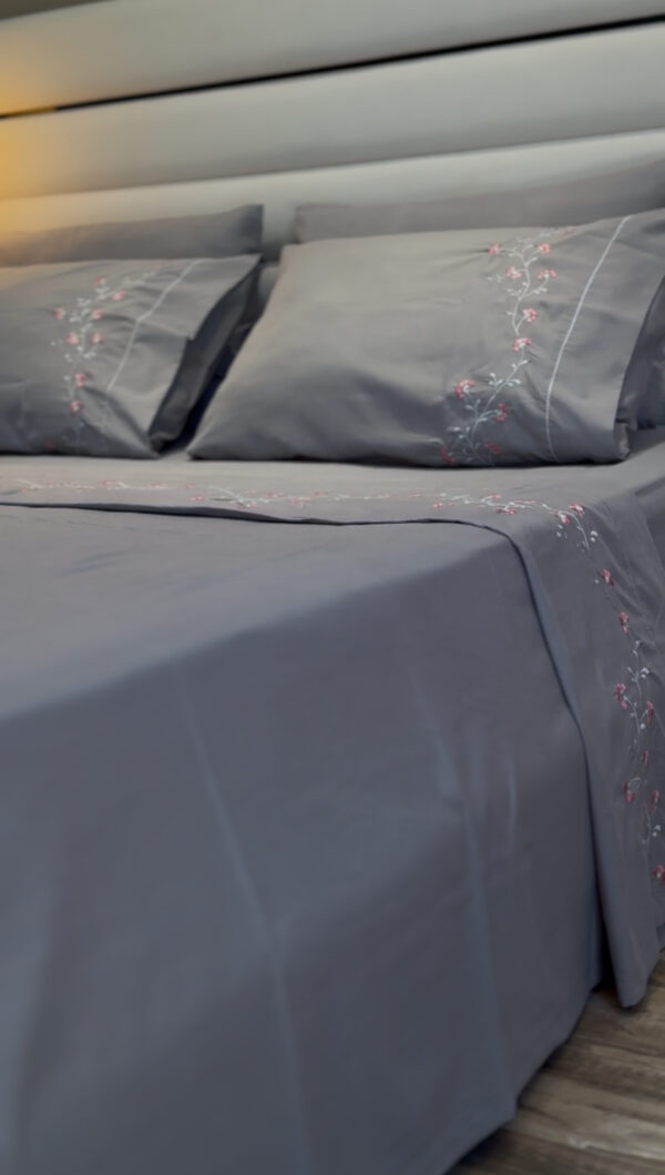 Parure de Lit Brodée –  Motif  Fleur Fine