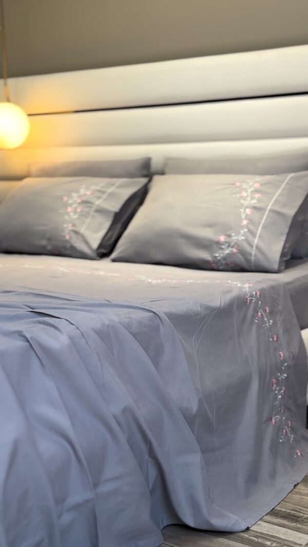 Parure de Lit Brodée –  Motif  Fleur Fine