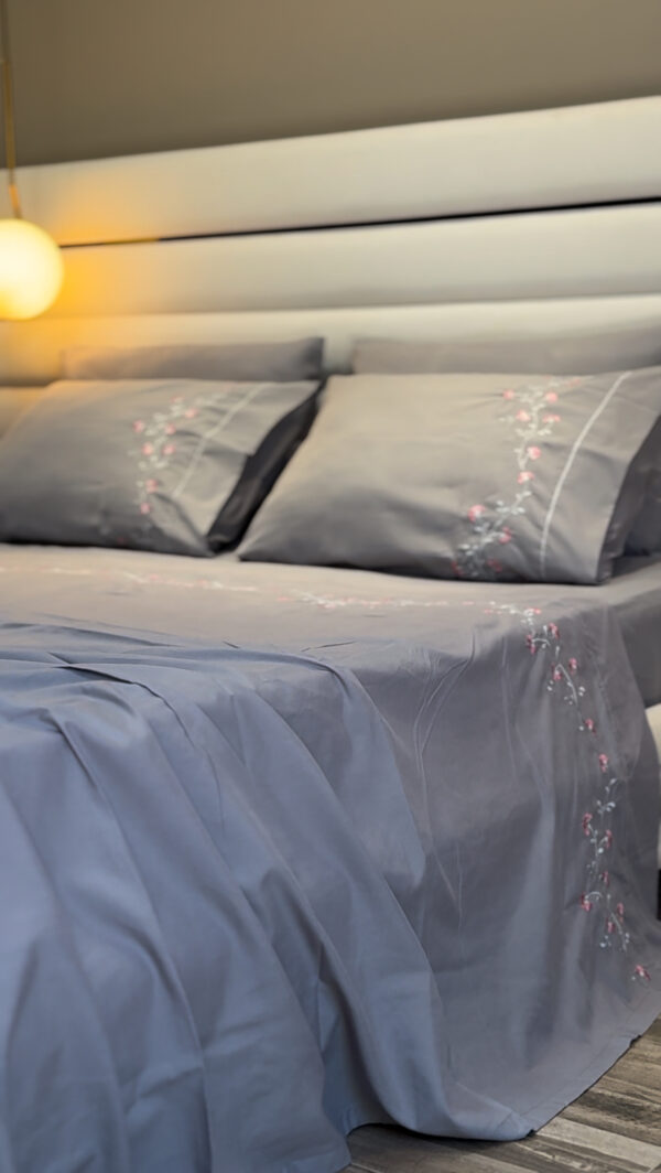 Parure de Lit Brodée –  Motif  Fleur Fine