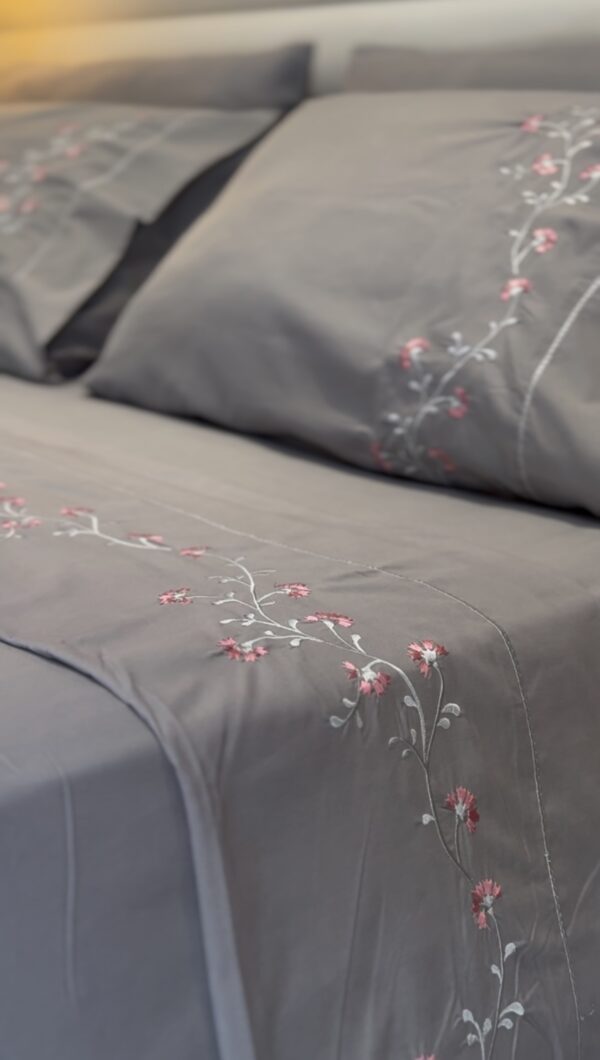 Parure de Lit Brodée –  Motif  Fleur Fine
