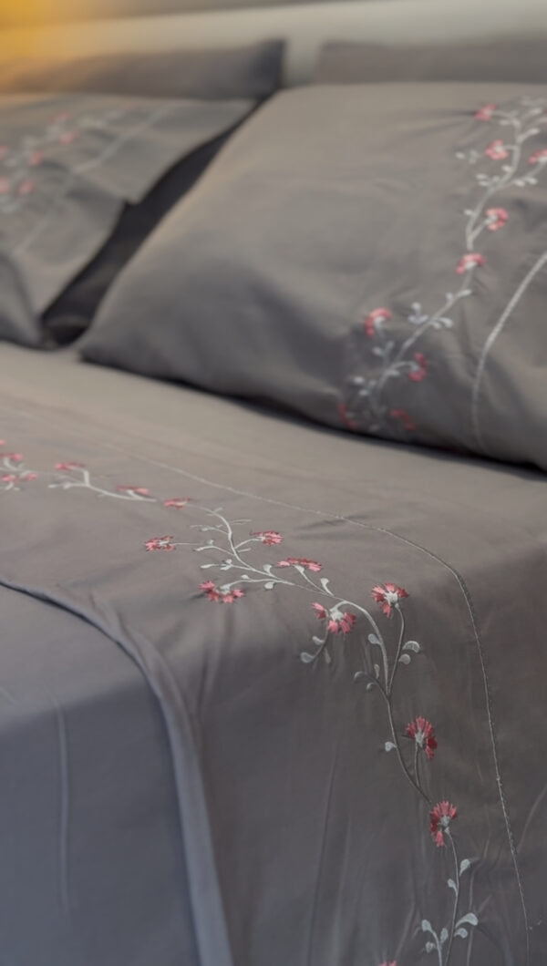 Parure de Lit Brodée –  Motif  Fleur Fine