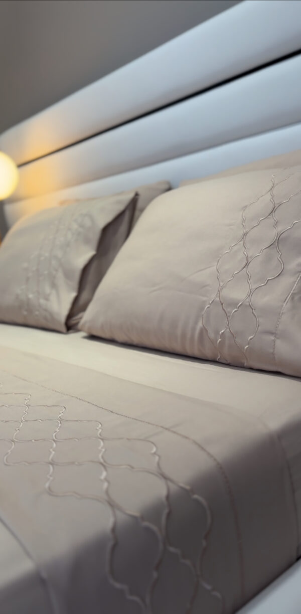 Parure de Lit  Brodée  –  Désigne Zig Zag