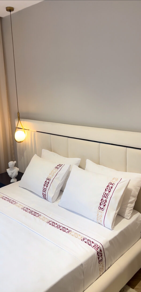 Parure de Lit Brodée - Fer Forget Rouge et beige