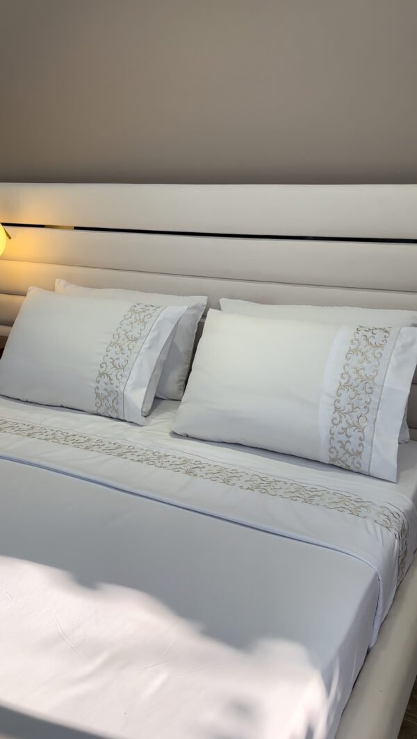 IMG_2575 Parure de Lit Brodée – Ceinture Large Grège