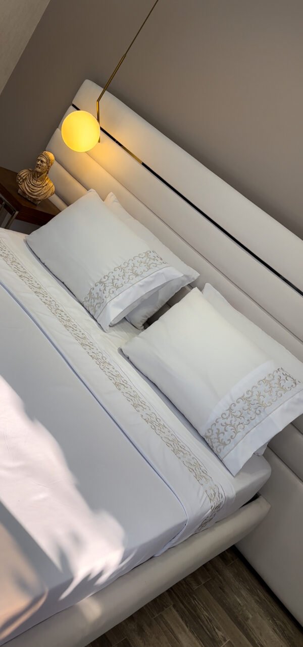 IMG_2576 Parure de Lit Brodée – Ceinture Large Grège