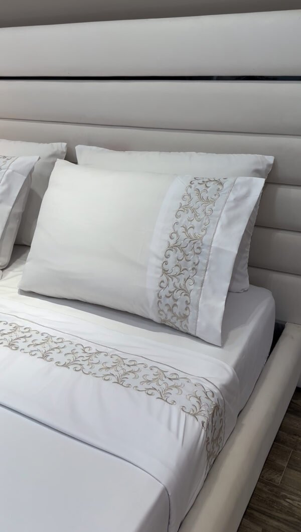 IMG_2577 Parure de Lit Brodée – Ceinture Large Grège