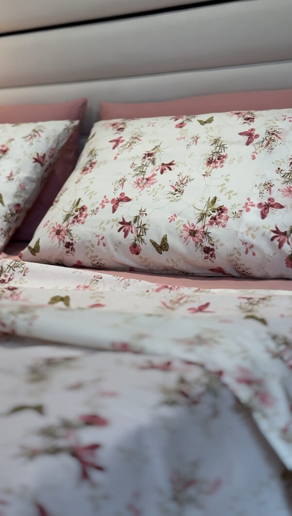 Parure de Lit  Fleurs Roses et Papillons – Style Romantique