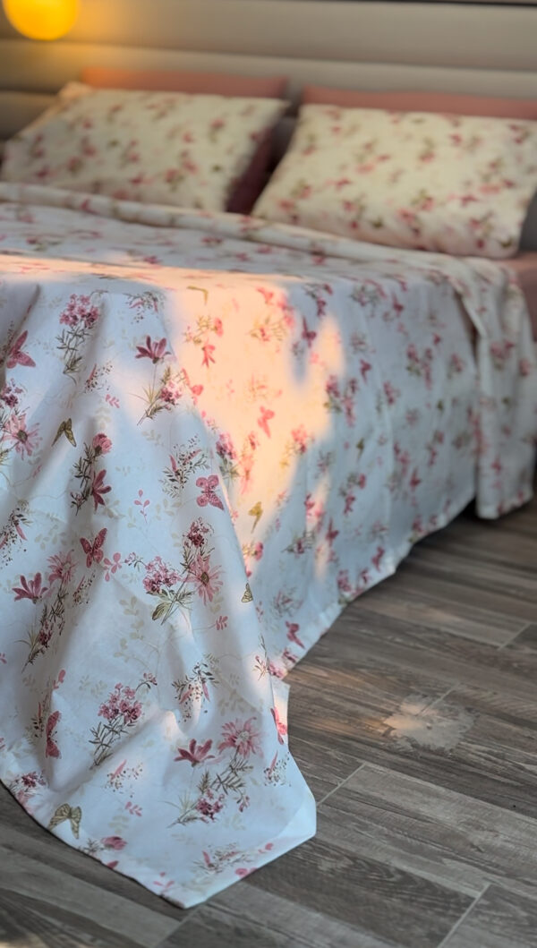 Parure de Lit  Fleurs Roses et Papillons – Style Romantique