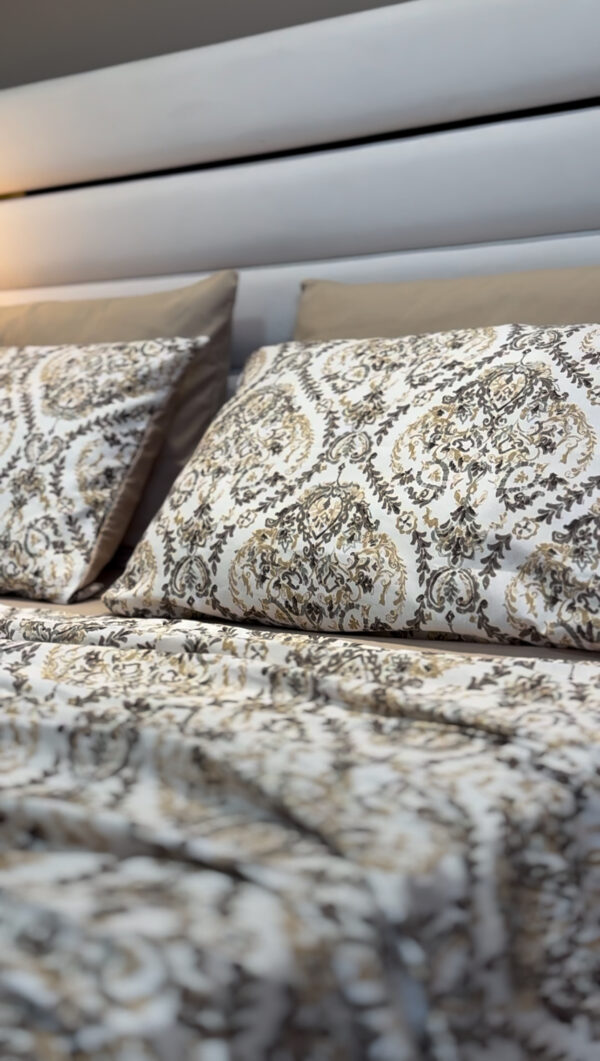 Parure de Lit Majesté Baroque – Beige et Marron Royal