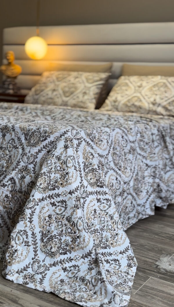 Parure de Lit Majesté Baroque – Beige et Marron Royal