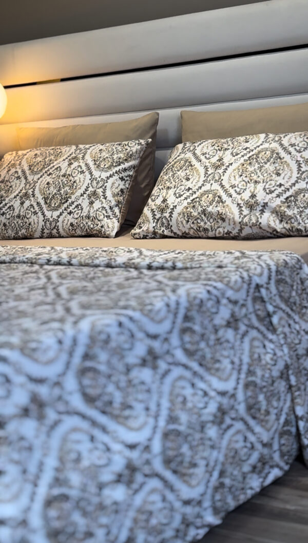 Parure de Lit Majesté Baroque – Beige et Marron Royal