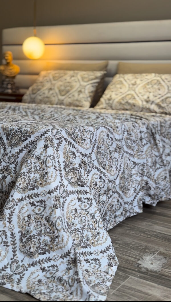 Parure de Lit Majesté Baroque – Beige et Marron Royal