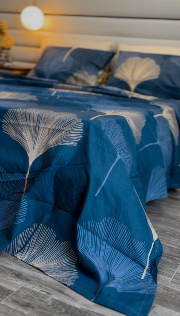 Parure de Lit Feuilles de Ginkgo – Éclat Bleu et Pureté Écru