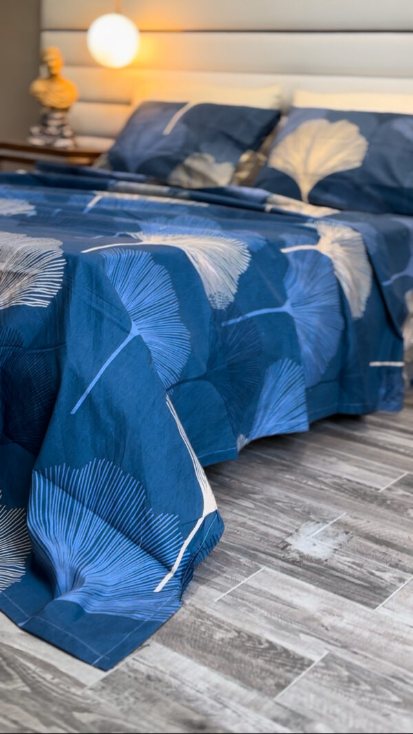 Parure de Lit Feuilles de Ginkgo – Éclat Bleu et Pureté Écru