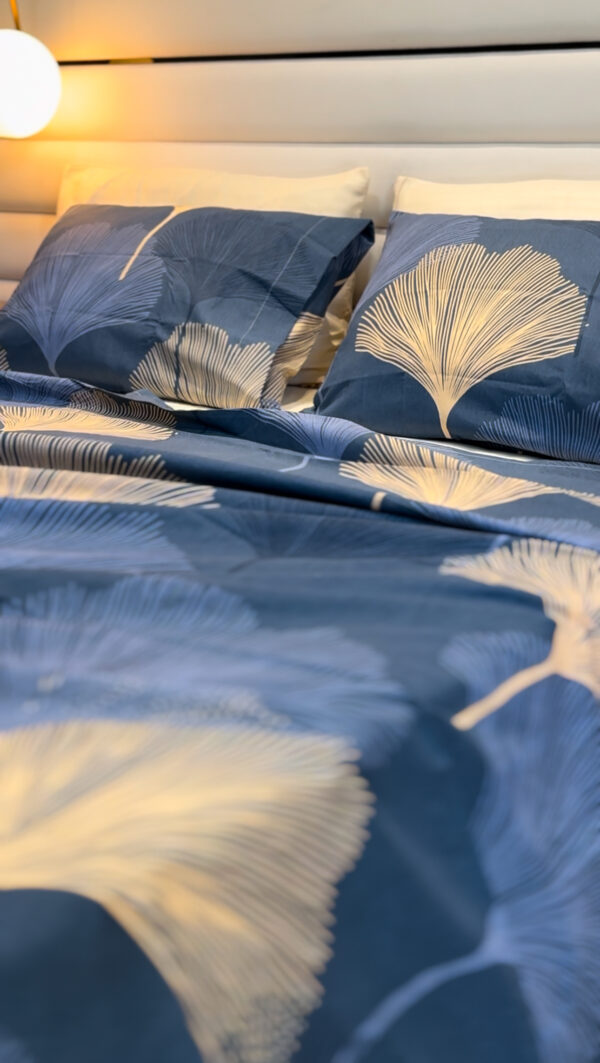 Parure de Lit Feuilles de Ginkgo – Éclat Bleu et Pureté Écru