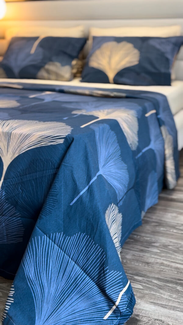 Parure de Lit Feuilles de Ginkgo – Éclat Bleu et Pureté Écru