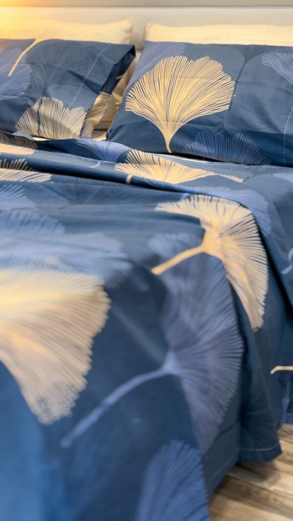 Parure de Lit Feuilles de Ginkgo – Éclat Bleu et Pureté Écru