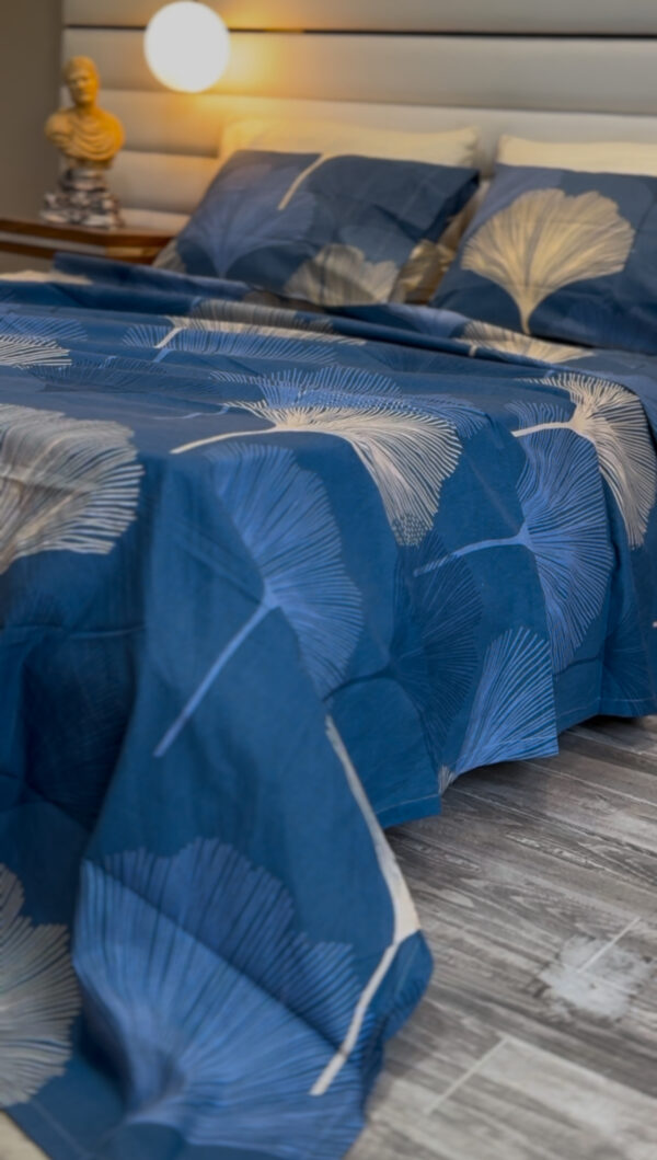 Parure de Lit Feuilles de Ginkgo – Éclat Bleu et Pureté Écru