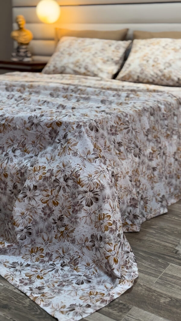 Parure de Lit Fleur de Brume – Tons Beige et Marron