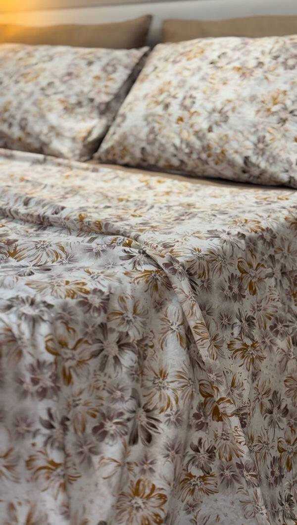 Parure de Lit Fleur de Brume – Tons Beige et Marron