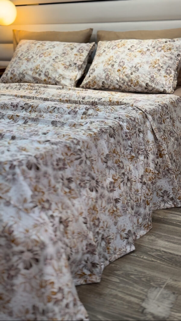 Parure de Lit Fleur de Brume – Tons Beige et Marron
