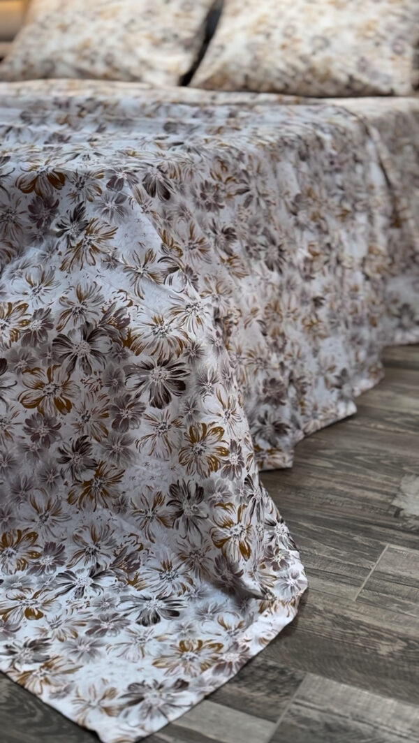 Parure de Lit Fleur de Brume – Tons Beige et Marron