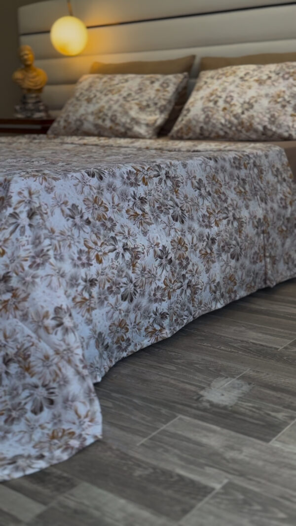 Parure de Lit Fleur de Brume – Tons Beige et Marron