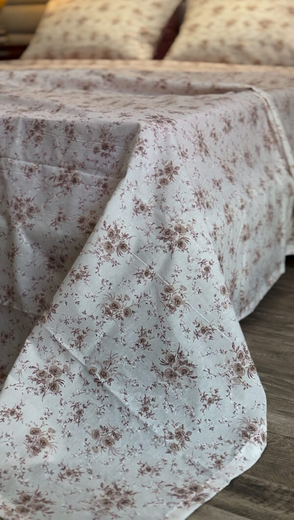 Parure de Lit Rosée Matinale – Blanc et Pétales de Rose