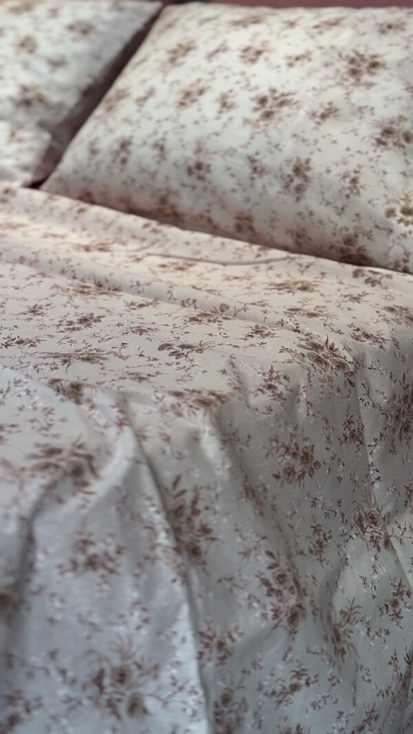 Parure de Lit Rosée Matinale – Blanc et Pétales de Rose