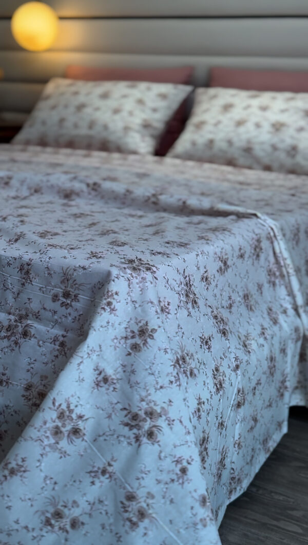 Parure de Lit Rosée Matinale – Blanc et Pétales de Rose