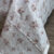 Parure de Lit Rosée Matinale – Blanc et Pétales de Rose