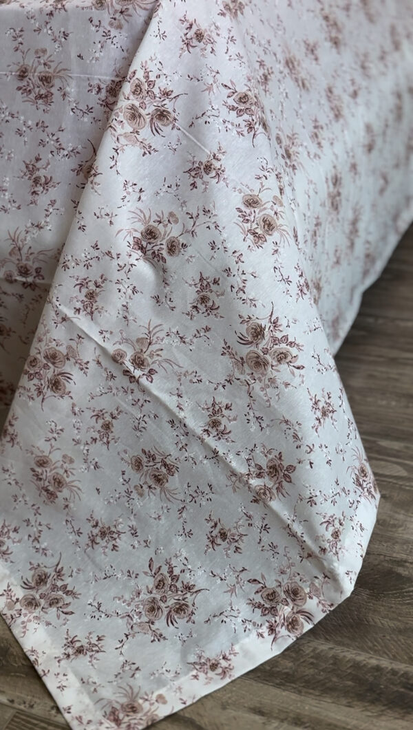 Parure de Lit Rosée Matinale – Blanc et Pétales de Rose