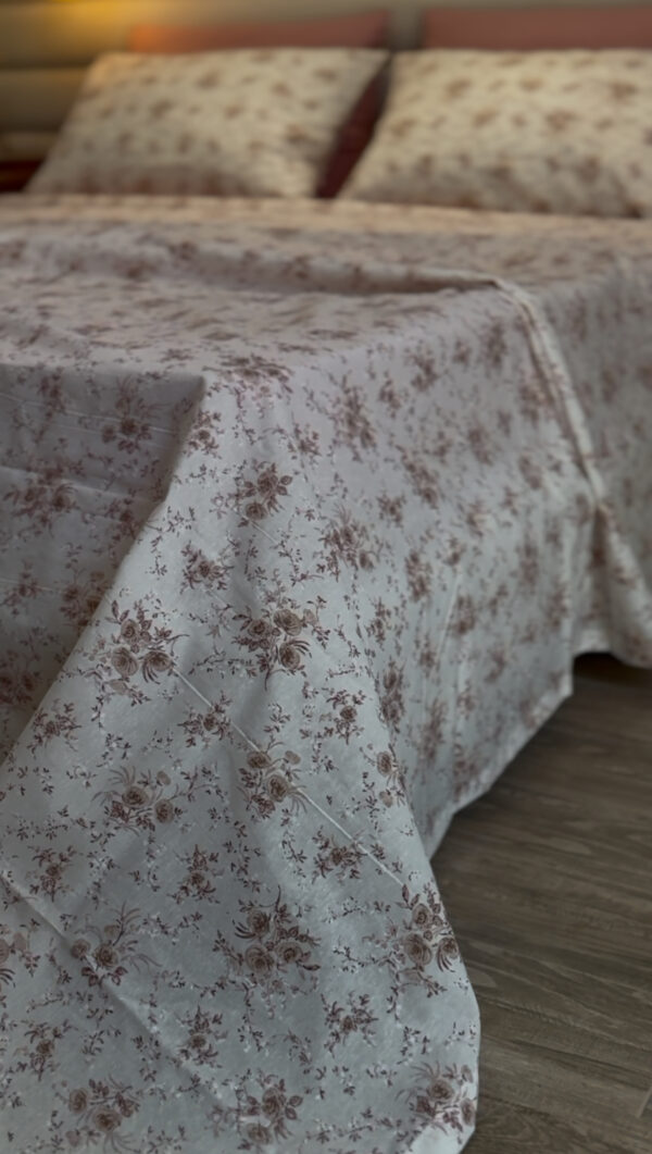 Parure de Lit Rosée Matinale – Blanc et Pétales de Rose