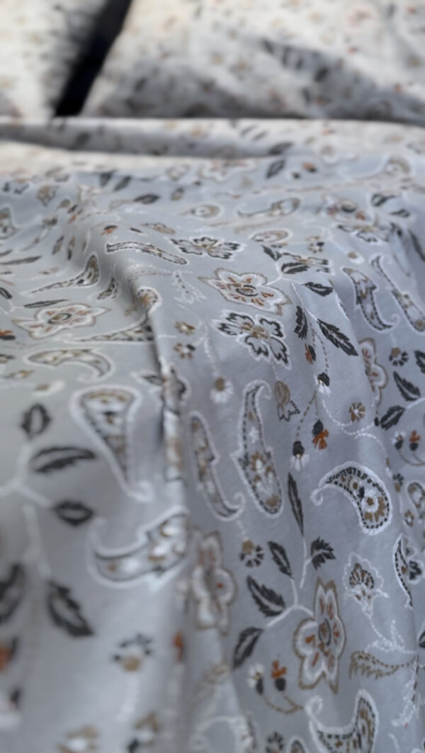 Parure de Lit Élégance Florale – Gris et Blanc