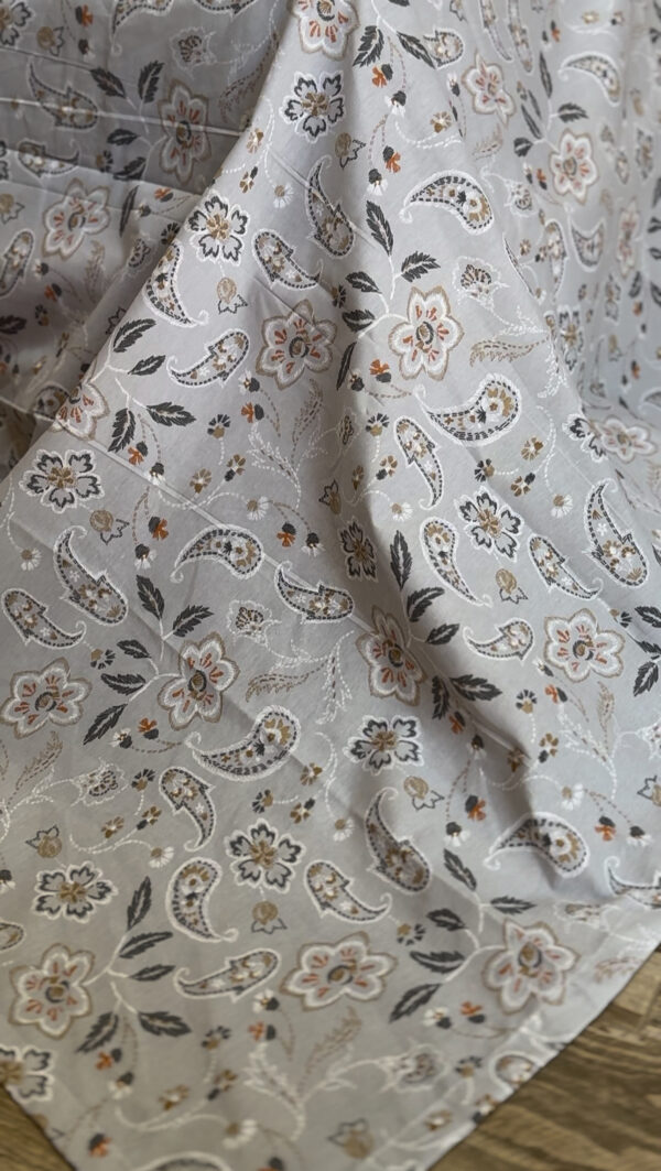 Parure de Lit Élégance Florale – Gris et Blanc